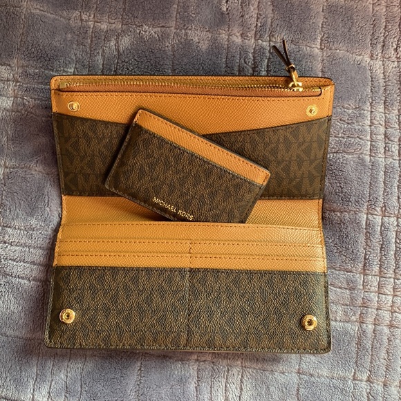 Michael Kors wallet with small removable card case - Picture 4 of 8